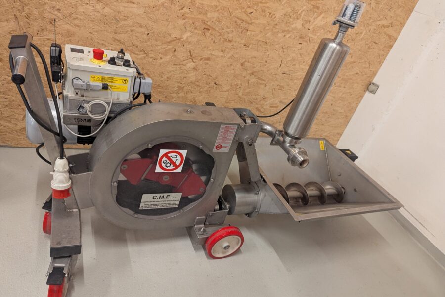 Diverses machines (Égrappoir, Pompe , Pressoir, Centrifugeuse, Filtre)